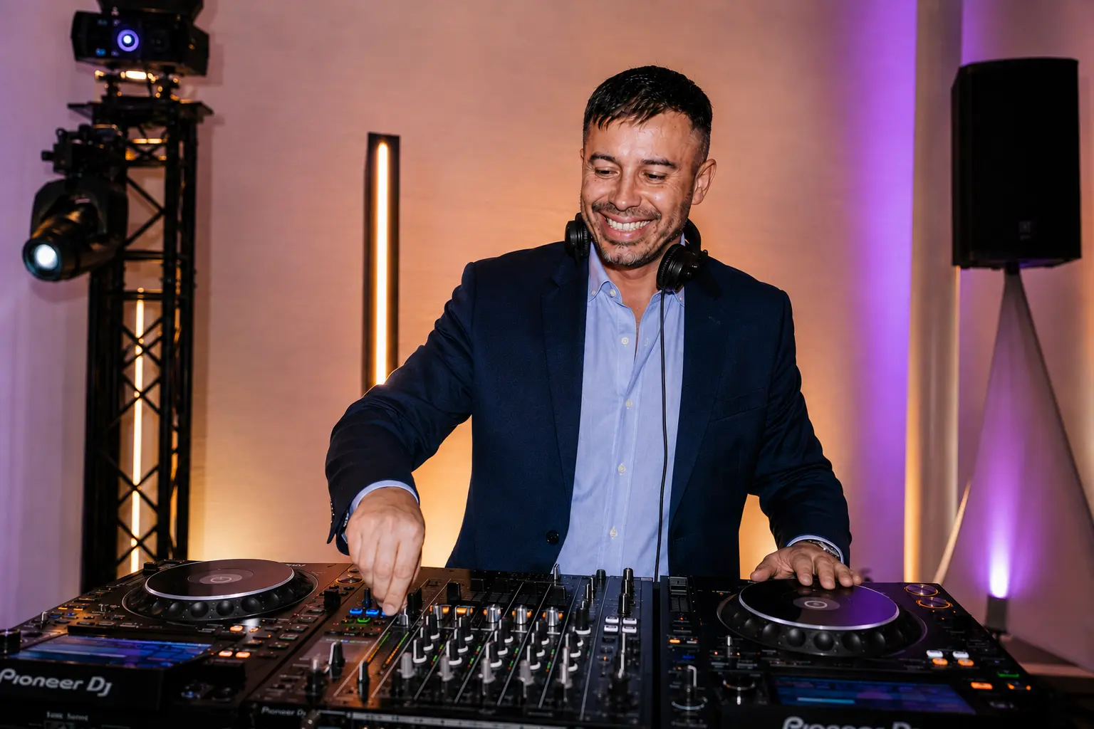 O DJ de casamentos profissional Juan Diaz a misturar ao vivo e a encher de energia a pista de dança numa receção de luxo em Lisboa.